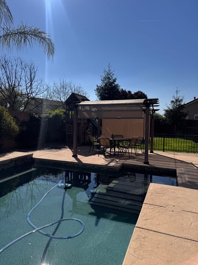 Building Photo - Beautiful single family home