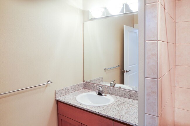 Building Photo - Lakeside 2BR Condo with Modern Finishes & ...