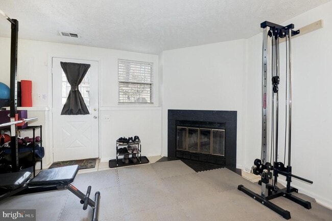 Building Photo - 1598 Woodcrest Dr
