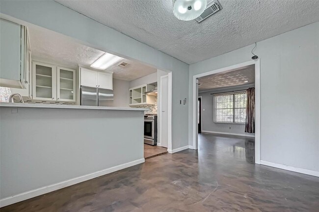 Building Photo - 8414 Flintridge Dr