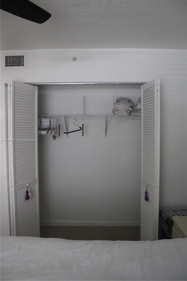 Building Photo - 519 E Sheridan St