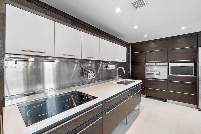 Building Photo - 6000 Collins Ave