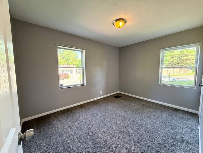 Building Photo - Cozy & Spacious 4-Bedroom Home in Cincinnati