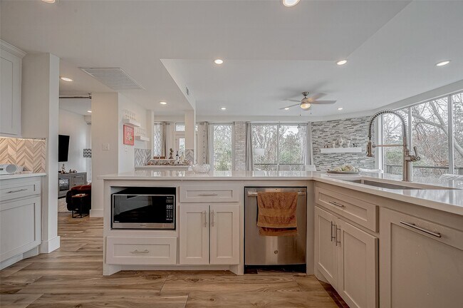 Building Photo - 6628 Bayou Glen Rd