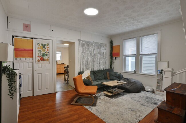Building Photo - 4-5 BR HOUSE on Frambes close to High St / Short term lease available