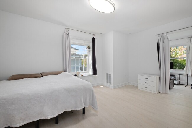 2nd floor bedroom #1. - 31 Dartford Ave