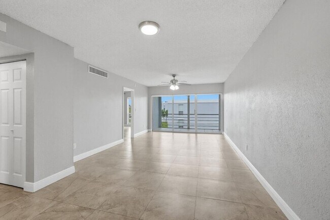 Building Photo - 7980 N French Dr