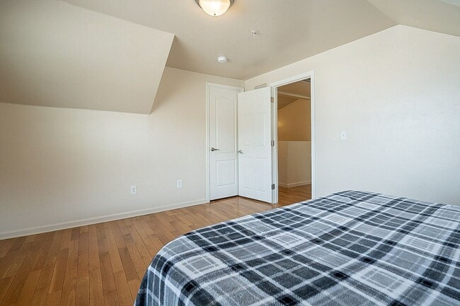 Building Photo - 928 E 6th St