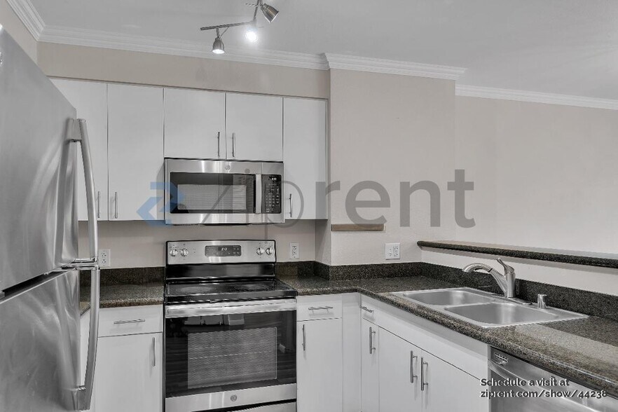 Building Photo - 8400 Oceanview Terrace