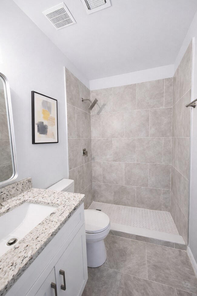 Building Photo - Stunning Remodeled 3BR Duplex in Oviedo with Modern Upgrades