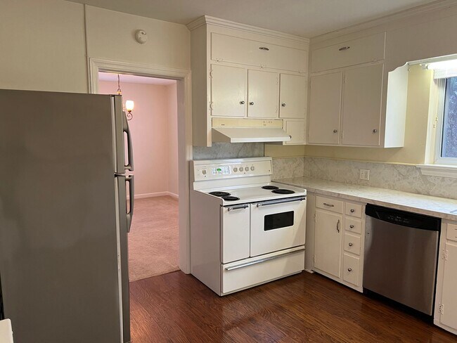 Building Photo - 405 Hemlock Dr SE