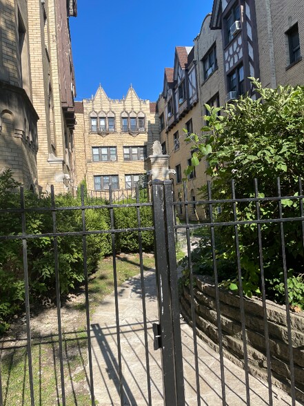 Building Photo - 5657 N Spaulding Ave
