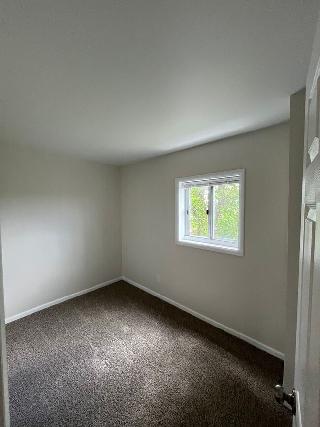 Building Photo - Large 2 Bed, 1 Bath Home, with Office/Bonus Room! Available Now!