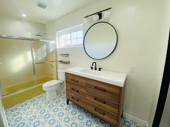 Building Photo - 6004 Lindley Ave