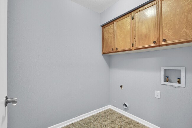 Building Photo - 3/2/2 in Quiet Sherman Neighborhood Near Fairview Park!