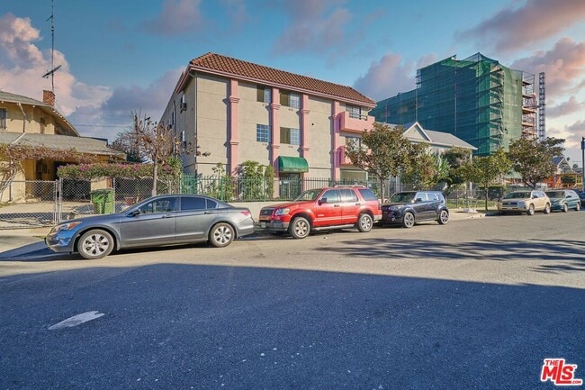 Building Photo - 820 S St Andrews Pl