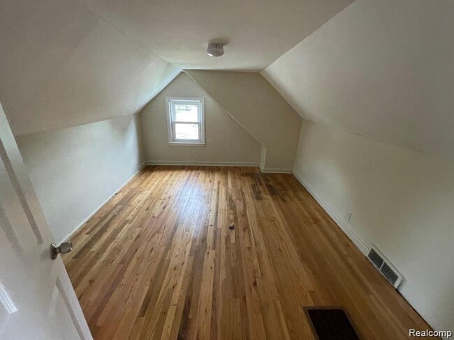 Building Photo - 1518 E Lincoln Ave