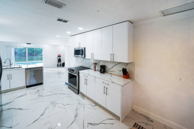 Building Photo - 651 NW 42nd Ave