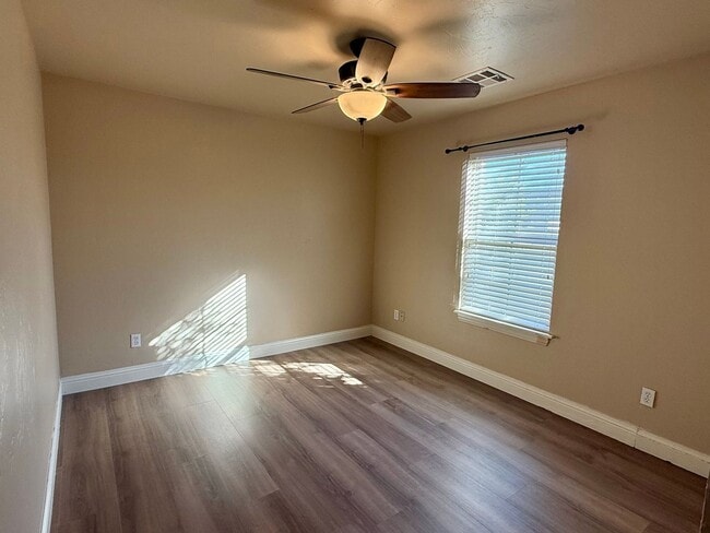 Building Photo - Beautiful 4 Bed, 2 Bath, 3 Car Home in Edm...