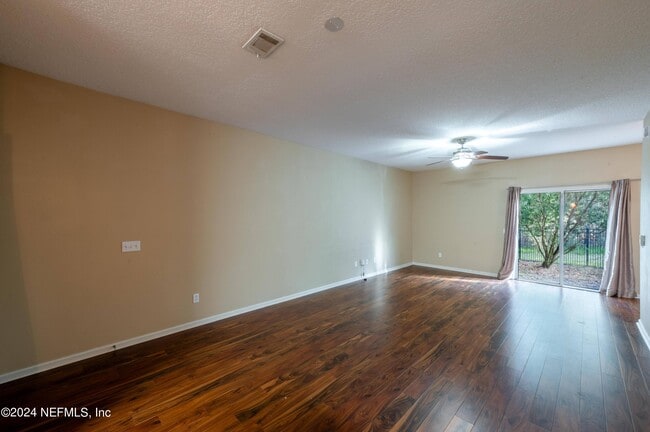 Building Photo - 807 Scrub Jay Dr