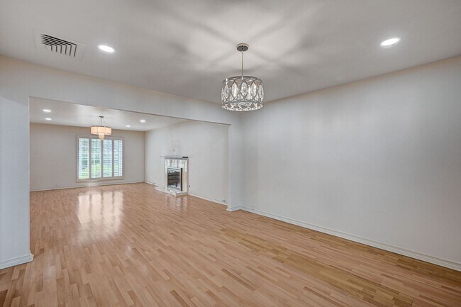 Building Photo - Beautiful 2 Bedroom Townhome in Guard-Gated Community – Prime Location!