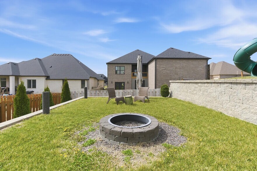 Building Photo - 703 S Hickory Dr