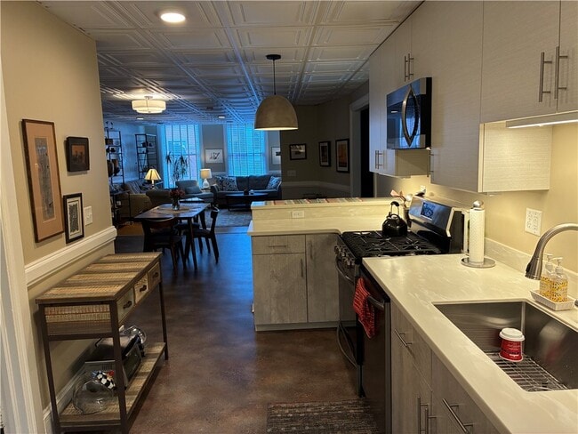 Building Photo - 136 E State St