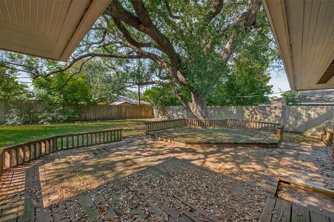 Building Photo - 5111 Creekbend Dr