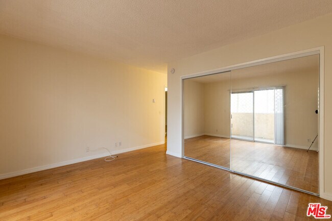 Building Photo - 1033 6th St