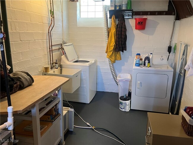 Building Photo - 15220 Rosemary Ave