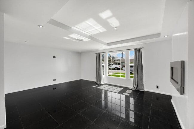 Building Photo - Adorable 2 Bed / 1 Bath