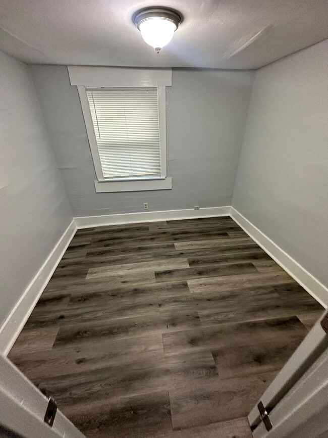 Building Photo - Fully Renovated 2/1 Single Family Home Rea...