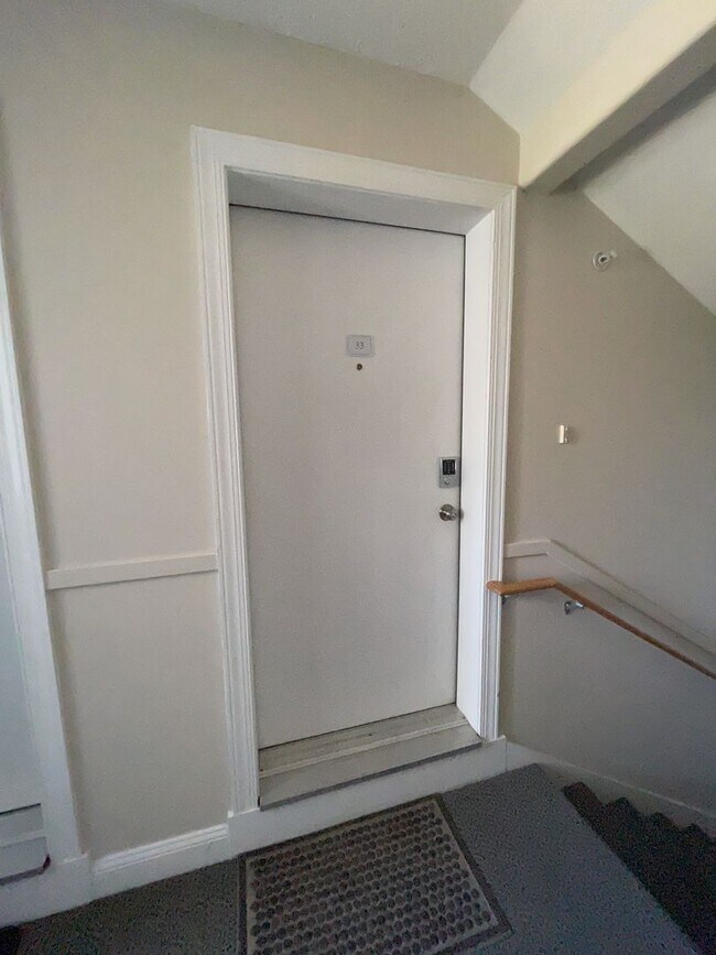 Building Photo - Lovely Condo Available Early September 2024