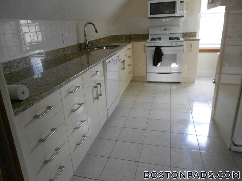 Building Photo - 65 Fairbanks St