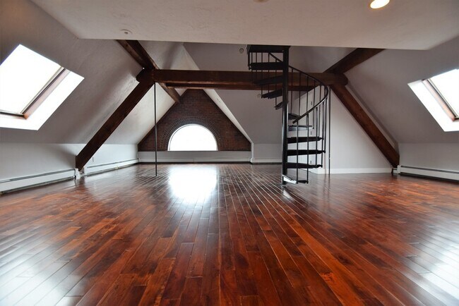 Building Photo - 444 Western Ave