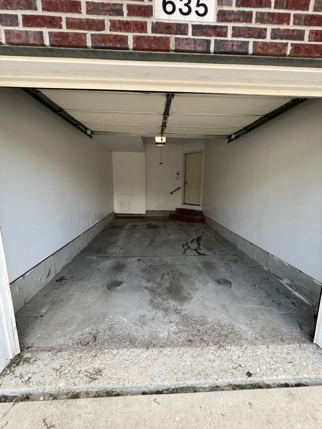 Building Photo - 633 Renker Rd