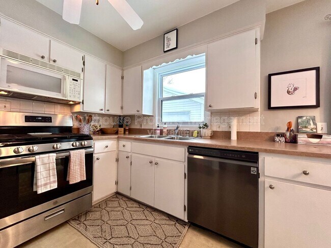 Building Photo - 2728 Vassar Dr SE