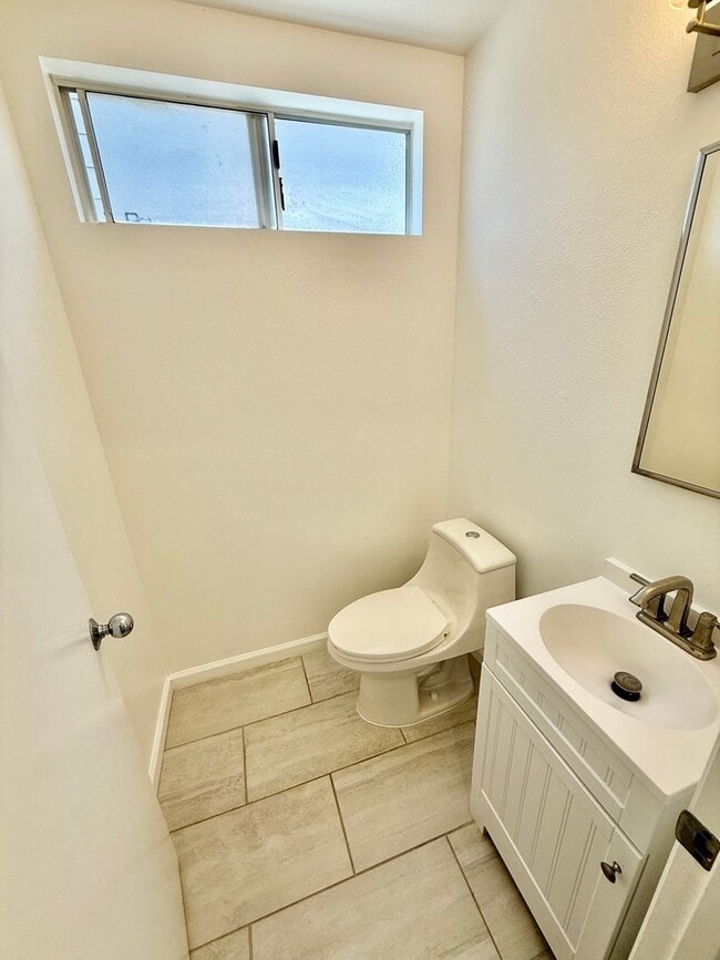 Building Photo - Beautifully Renovated 3BR/2.5BA Home with ...