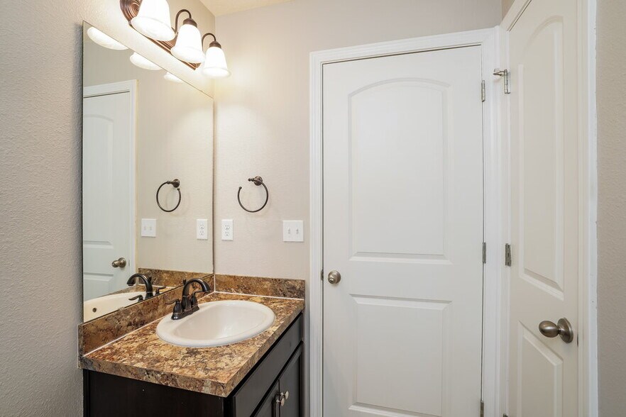 Building Photo - 3340 Ridgeview Dr