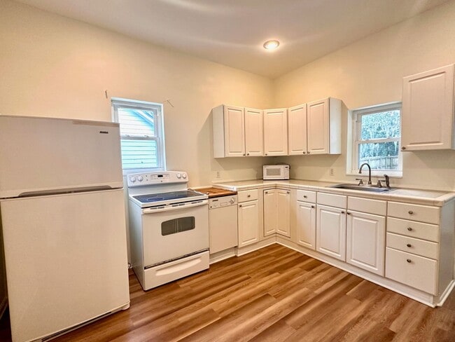 Building Photo - Fernandina Bungalow! Close to Downtown!