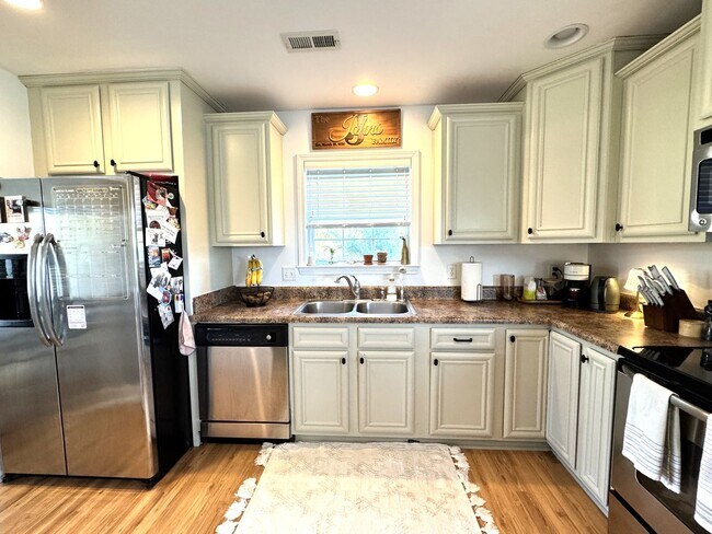 Building Photo - Minutes to the Beach! Conveniently located between Jacksonville & Wilmington
