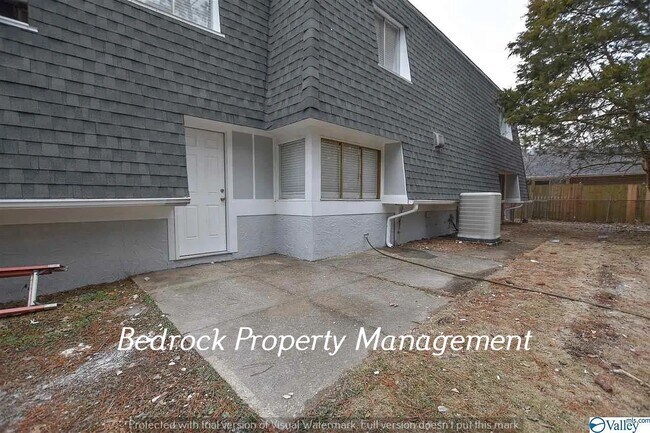 Building Photo - 2008 Woodmore Dr SE