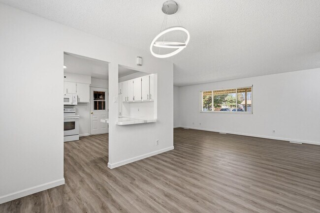 Building Photo - 4 bedroom / 2 bath / Beautifully Updated