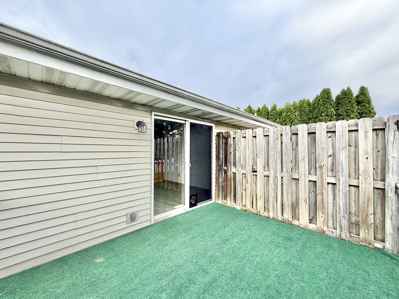 Building Photo - 1124-1126 Brown Dr