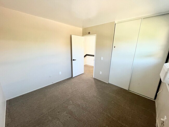 Building Photo - Updated 4B 2BA Home in Paradise Hills w/ S...