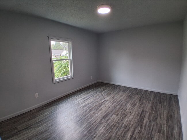 Building Photo - 320 Vermilion St