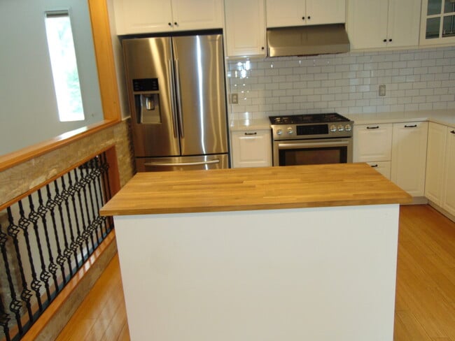 Building Photo - Stunning 3BR 1.75 BA Sammamish Home.  Rece...