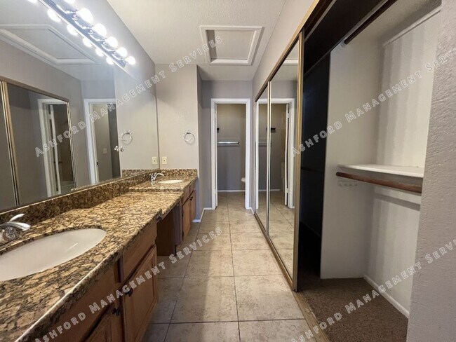 Building Photo - Charming 3 Bedroom, 2.5 Bath Home in North...