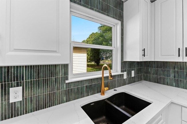Building Photo - 1307 Yorkshire Dr