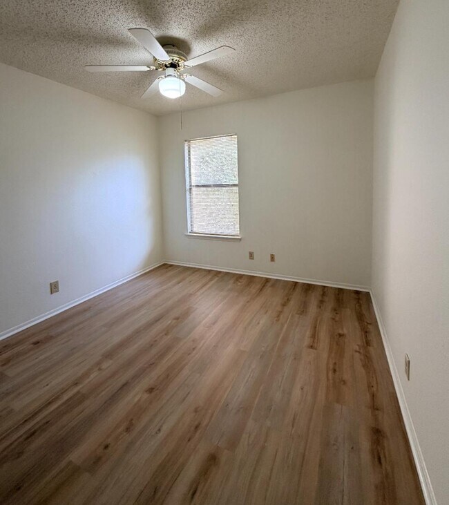 Building Photo - 9202 Roquefort